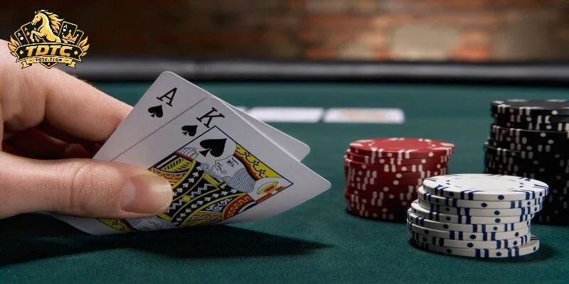 Bàn Poker phỏm TDTC có cách so bài riêng